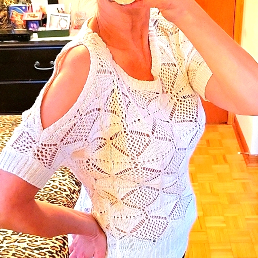 Elegant Cream & Gold Cold Shoulder Metallic Knit Sweater M